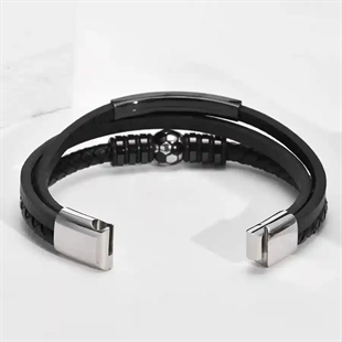 Musta jalkapallorannekoru aidosta nahasta ja ruostumattomasta teräksestä – miesten koru urheilullisella designilla