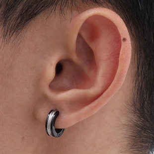 Musta ruostumaton teräskorvakoru hopeanvärisellä uurretulla keskiosalla – Black Steel Groove Hoop