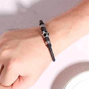 Jalkapallorannekoru mustaa nahkaa ja ruostumaton teräspallo – miesten koru jalkapallofaneille