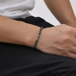 Miesten rannekoru hapetetusta ruostumattomasta teräksestä antiikkihopeaviimeistelyllä Marjoe.fi:stä