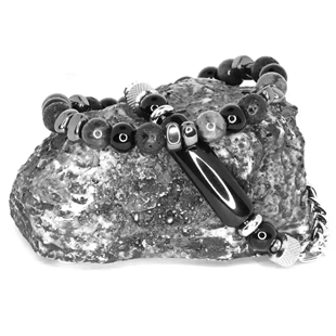 Miesten rannekorusetti mustilla ja harmailla helmillä 