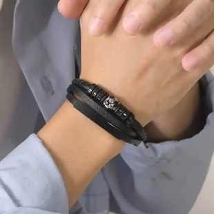 Musta jalkapallorannekoru aidosta nahasta ja ruostumattomasta teräksestä – miesten koru urheilullisella designilla