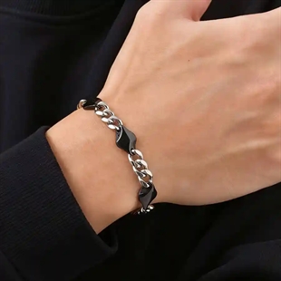 Miesten rannekoru ruostumattomasta teräksestä mustilla yksityiskohdilla