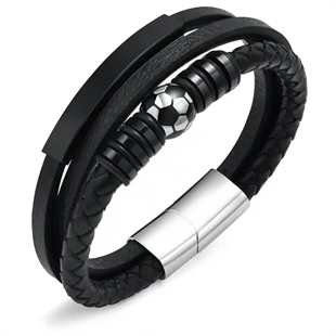 Musta jalkapallorannekoru aidosta nahasta ja ruostumattomasta teräksestä – miesten koru urheilullisella designilla