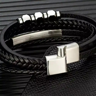Miesten rannekoru mustasta keinonahasta ruostumattomalla teräksellä ja magneettilukolla