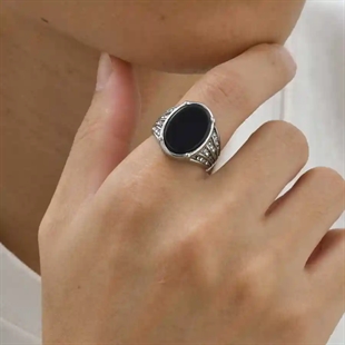 Miesten sormus ruostumattomasta teräksestä, jossa musta akaattikivi ja yksityiskohtaiset teräsreunat – Black Agate Power Ring.