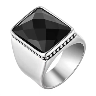 Miesten sormus ruostumattomasta teräksestä, jossa suuri neliönmuotoinen hiottu musta kivi – Black Titan Square Ring.