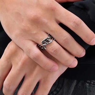 Miesten sormus oksidoidusta ruostumattomasta teräksestä