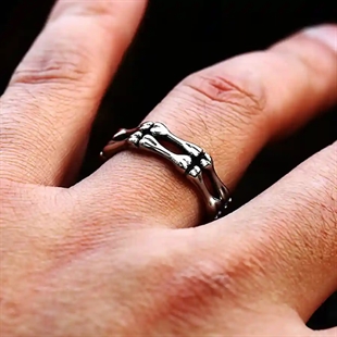 Skull-sormus miehille ruostumattomasta teräksestä bone-designilla sormessa