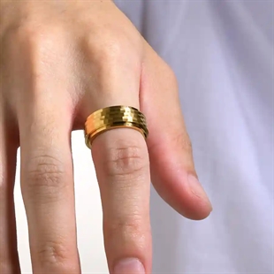 Kullattu spinning ring miehille ruostumattomasta teräksestä vasarapintaisella pinnalla – 8 mm