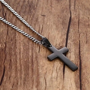 Musta ristiriipus miehille ruostumattomasta teräksestä – 35×20 mm riipus