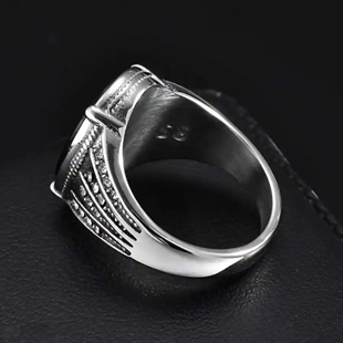 Miesten sormus ruostumattomasta teräksestä, jossa musta akaattikivi ja yksityiskohtaiset teräsreunat – Black Agate Power Ring.