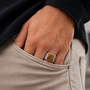 Tiikerinsilmä miesten sormus mattapintaisesta ruostumattomasta teräksestä – neliömäinen sinettisormus