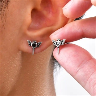 Miesten korvanappi ruostumattomasta teräksestä mustalla sydänkivellä ja siivillä