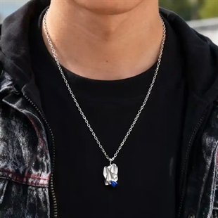 Urban teräs sinisellä kiviriipuksella – Edge Design