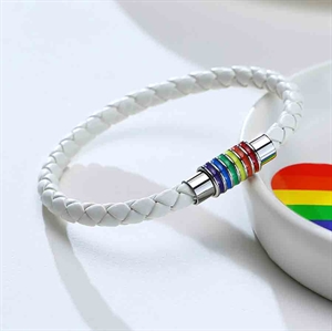 Valkoinen Pride-rannekoru sateenkaaren väreissä