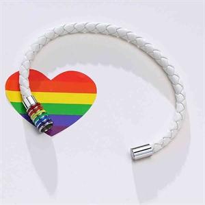 Valkoinen Pride-rannekoru sateenkaaren väreissä
