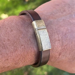 Netri nahkaranneke pronssisella magneettilukolla varustettuna