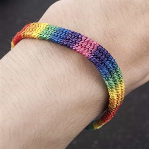 LGBT+-rannekorut raikkaissa väreissä.