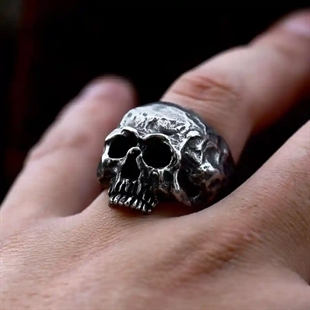 Nightfall Skull Bikerring tummasta teräksestä.