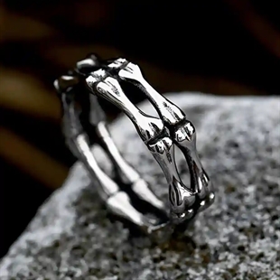 Skull-sormus miehille ruostumattomasta teräksestä bone-designilla sormessa