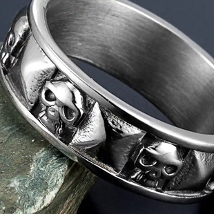 Old skull ring 8mm Spikes