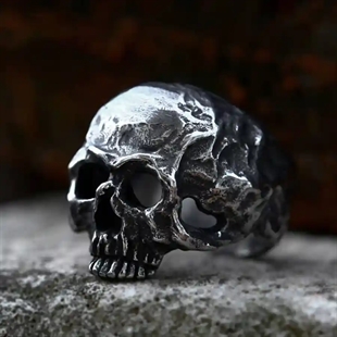 Nightfall Skull Bikerring tummasta teräksestä.