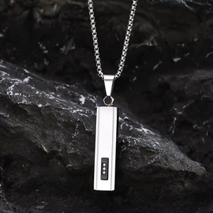 Miesten koru ruostumattomasta teräksestä suorakulmaisella bar pendantilla ja CZ-yksityiskohdilla