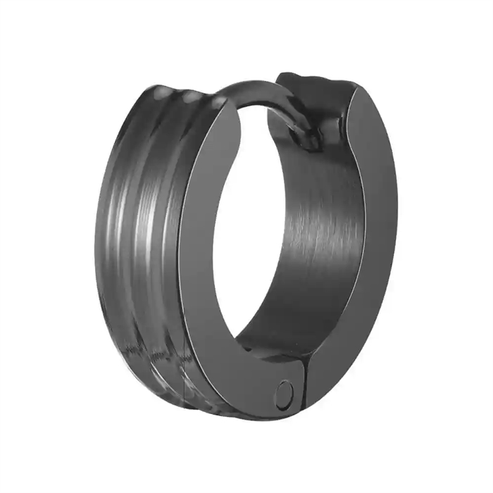 Miesten korvakoru mustasta IP-päällystetystä ruostumattomasta teräksestä uraisella muotoilulla
