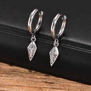 Miesten hoop-korvakoru ruostumattomasta teräksestä pohjoismaisella riipuksella