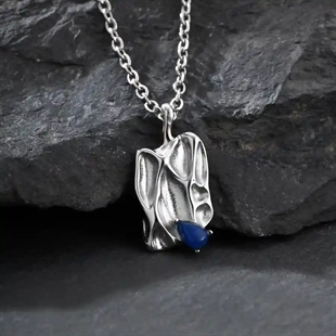 Urban teräs sinisellä kiviriipuksella – Edge Design