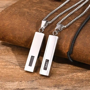 Miesten koru ruostumattomasta teräksestä suorakulmaisella bar pendantilla ja CZ-yksityiskohdilla