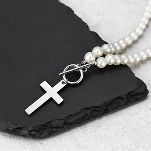 Helmiketju miehille valkoisilla helmillä ja ristiriipuksella