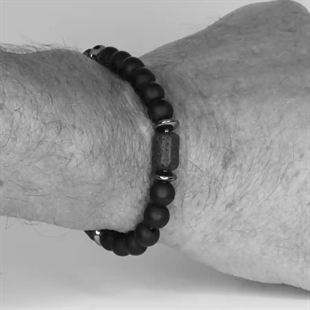 musta helmirannekoru miehille